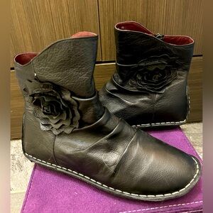New L’Artiste by Spring Step Black Leather Flower Ankle Boots Size 39 or  8-8.5